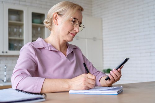 Nahaufnahme einer älteren Person beim Lernen am Smartphone