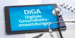 Ein Tablet mit dem Text DiGa digitale Gesundheitsanwendungen